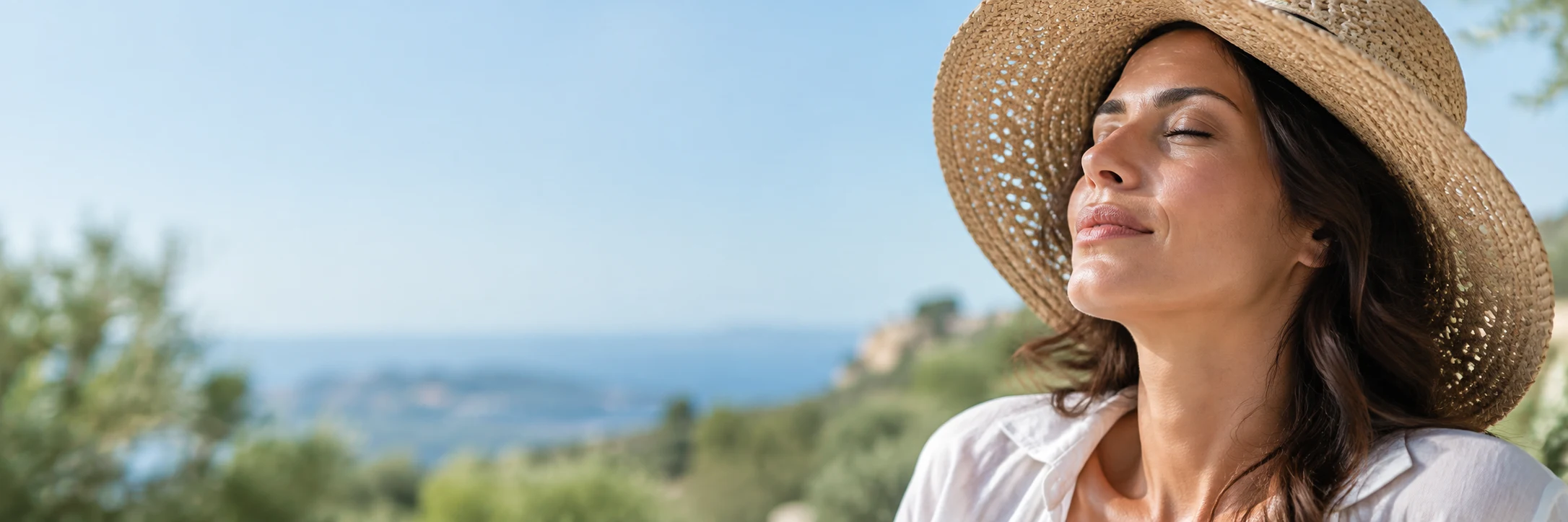 Mujer con sombrero de ala ancha al aire libre
